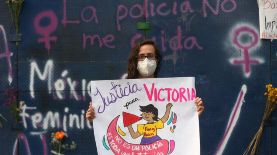 Una mujer sostiene un cartel como protesta hoy, lunes 29 de marzo de 2021, en la representación de Quintana Roo en Ciudad de México, por Victoria, la migrante salvadoreña asesinada por policías en Tulum (México). Cientos de feministas salieron a manifestarse en sendas marchas en Cancún y Ciudad de México en las que exigieron justicia por la salvadoreña muerta a manos de policías el pasado sábado en el municipio de Tulum, en el estado de Quintana Roo del Caribe mexicano. EFE