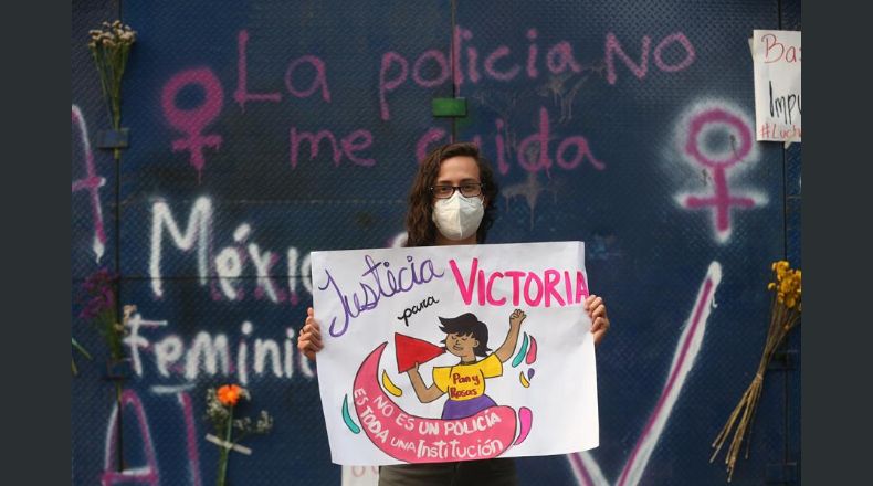 Una mujer sostiene un cartel como protesta hoy, lunes 29 de marzo de 2021, en la representación de Quintana Roo en Ciudad de México, por Victoria, la migrante salvadoreña asesinada por policías en Tulum (México). Cientos de feministas salieron a manifestarse en sendas marchas en Cancún y Ciudad de México en las que exigieron justicia por la salvadoreña muerta a manos de policías el pasado sábado en el municipio de Tulum, en el estado de Quintana Roo del Caribe mexicano. EFE