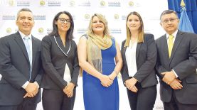 En el evento. El Mrto. Eduardo Palucho, coordinador de la Maestría en Comercio Internacional; Mtra. Emma Muñoz, coordinadora de la Maestría en Derecho de Niñez, Mujeres y Familia; Dra. Nadia Menjívar, directora general de la Escuela de Posgrados de la UEES; Mtra. Andrea Vallecampo, coordinadora de la Maestría de la Investigación Científica y Mtro. Salvador Sorto, coordinador de la Maestría en Salud Pública.