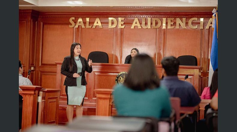 Prácticas. La UGB ofrece no solo el apartado teórico a los futuros profesionales del derecho, sino también los prepara con casos prácticos. Foto: Cortesía.