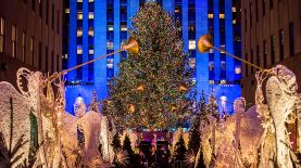 La Plaza Rockefeller en Nueva York es de las principales atracciones para los turistas en Navidad.