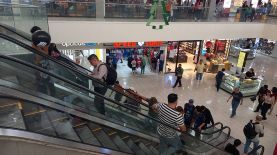 Decenas de salvadoreños llegaron desde tempranas horas de la mañana a los centros comerciales del país para aprovechar las ofertas del Black Friday. Foto: LPG/ Dennis Argueta