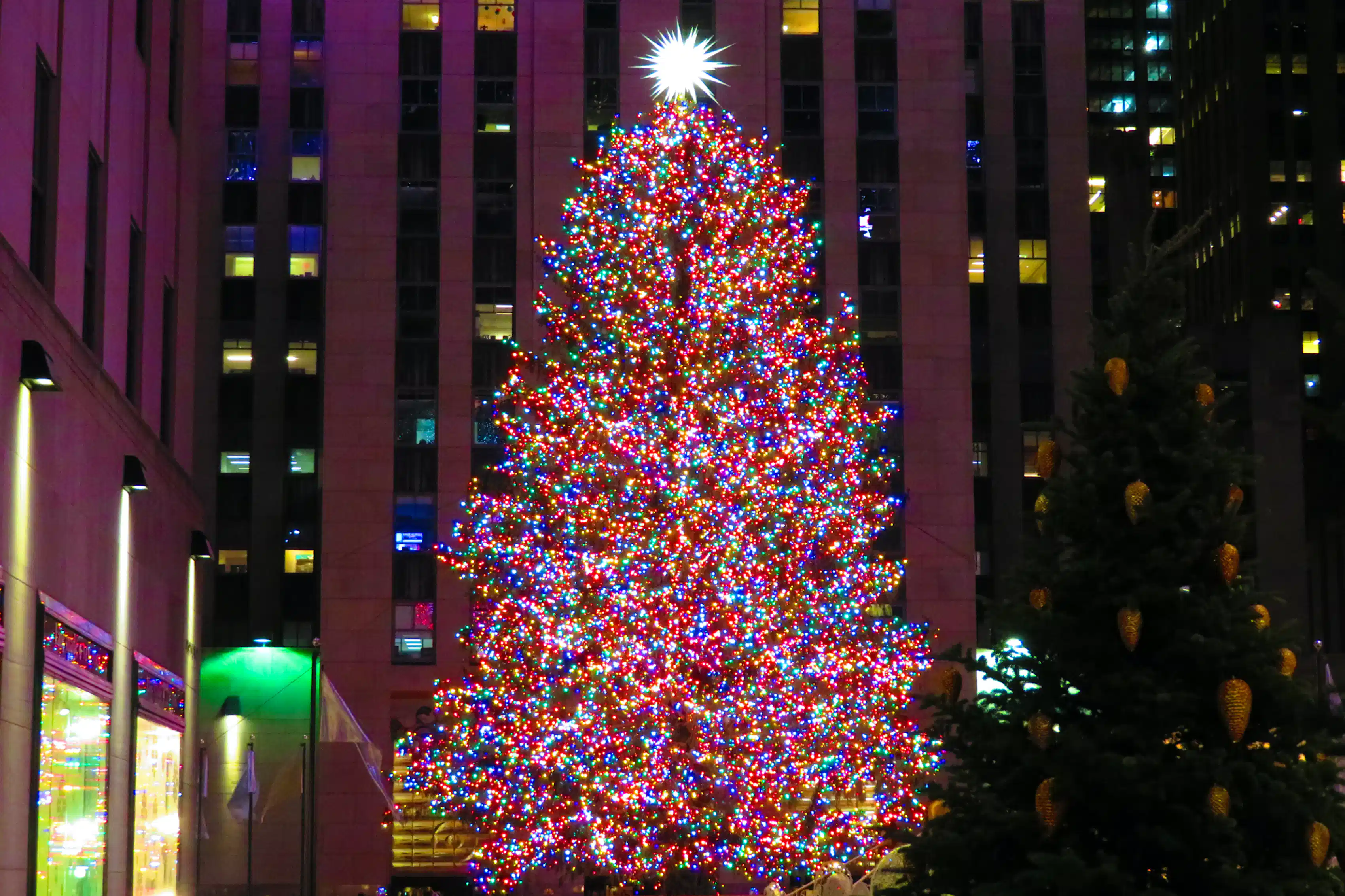 El emblemático árbol navideño de Rockefeller Center, un paisaje cinematográfico.