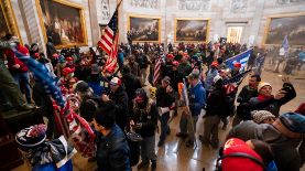 Fotografía de archivo fechada el 6 de enero de 2021 que muestra a simpatizantes del saliente presidente Donald Trump mientras se toman el Capitolio en Washington, D.C (EE.UU). Foto: EFE