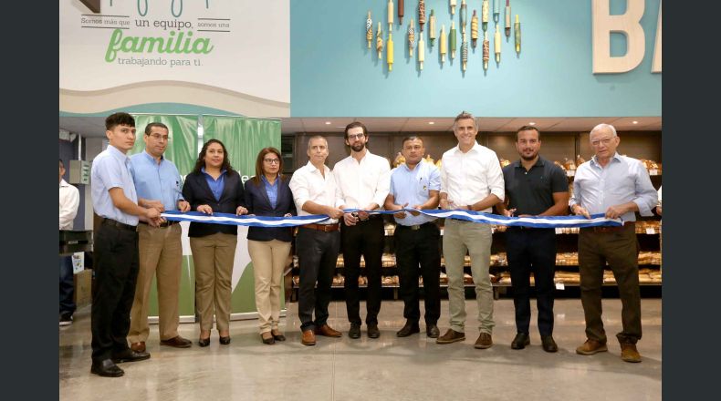 Inauguración. El corte de la cinta fue precedido por Carlos Calleja, vicepresidente de Súper Selectos; Edgar Hasbún jr, representante de Grupo Hasgar; Cesár Godoy, alcalde municipal de Zaragoza; y equipo directivo de Súper Selectos. Foto: Wendy Urbina.