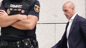 El expresidente de la Real Federación Española de Fútbol (RFEF), Luis Rubiales, es investigado por presunta agresión sexual y coacciones en relación al beso que le dio a la jugadora Jenni Hermoso tras la final del Mundial en Sídney.