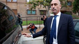 El expresidente de la Real Federación Española de Fútbol (RFEF) Luis Rubiales a su salida del juzgado de Majadahonda, Madrid, este lunes, tras declarar ante la jueza que investiga presuntas prácticas corruptas en su etapa al frente de la Federación. EFE/ Mariscal