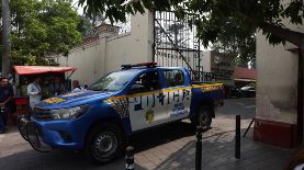 Un patrulla de policía sale de las instalaciones del Instituto Nacional de Ciencias Forenses (INACIF) luego de conocerse la identificación de Jorge Pop, conocido como Farruko Pop, este sábado en la Ciudad de Guatemala (Guatemala). Las autoridades de Guatemala encontraron este sábado el cuerpo del cantante y creador de contenido Jorge Pop, cinco días después de haber sido reportado como desaparecido. EFE/Mariano Macz.