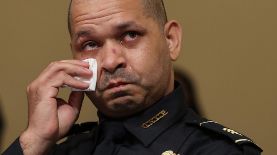 Fotografía de archivo del 27 de julio de 2021 donde aparece el sargento de policía del Capitolio de los Estados Unidos, Aquilino Gonell, emocionado durante su testimonio ante el Comité Selecto de la Cámara de Representantes, que investiga el asalto del 6 de enero al Capitolio, durante una audiencia celebrada en el edificio de oficinas de Canon House en Washington.