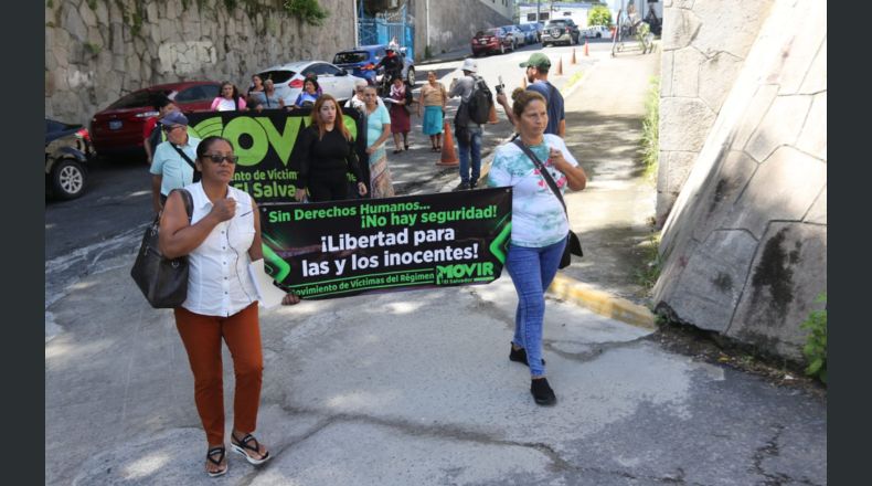 Familias marchan desde la Procuraduría General de la República hacia la Corte Suprema de Justicia para presentar los habeas corpus.