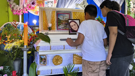 Foto LPG/Alfredo Rodríguez.  La víctima fue velada en su casa y luego  sepultada en  cementerio de San Carlos Lempa.