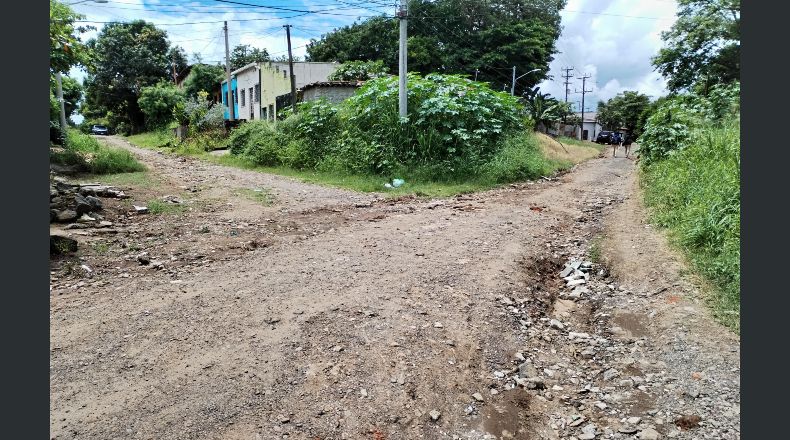 LPG/Óscar Reyes. Daños. Debido a su mal estado se complica el paso vehicular y peatonal en el sector.