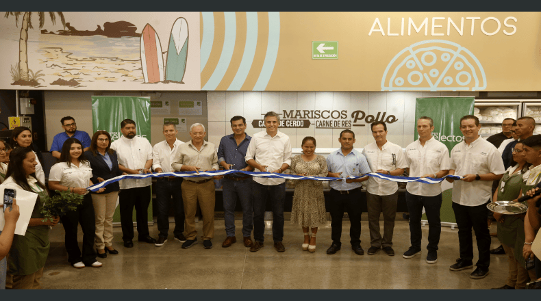 Representantes. El corte de cinta inaugural fue presidido, al centro, por Carlos Calleja, presidente ejecutivo de Súper Selectos; Rafael Ávalos, alcalde de La Libertad Costa; y Morena Valdez, ministra de Turismo. Les acompañan el equipo directivo de BAMBU y personal de Súper Selectos. LPG/José Cardona