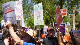 Personas proaborto en una conferencia de prensa en Arizona el 17 de abril de 2024. Foto: AFP