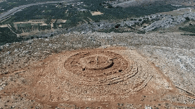 Un antiguo laberinto fue descubierto en una colina de Creta (Grecia), en un terreno destinado a la construcción de un nuevo aeropuerto.