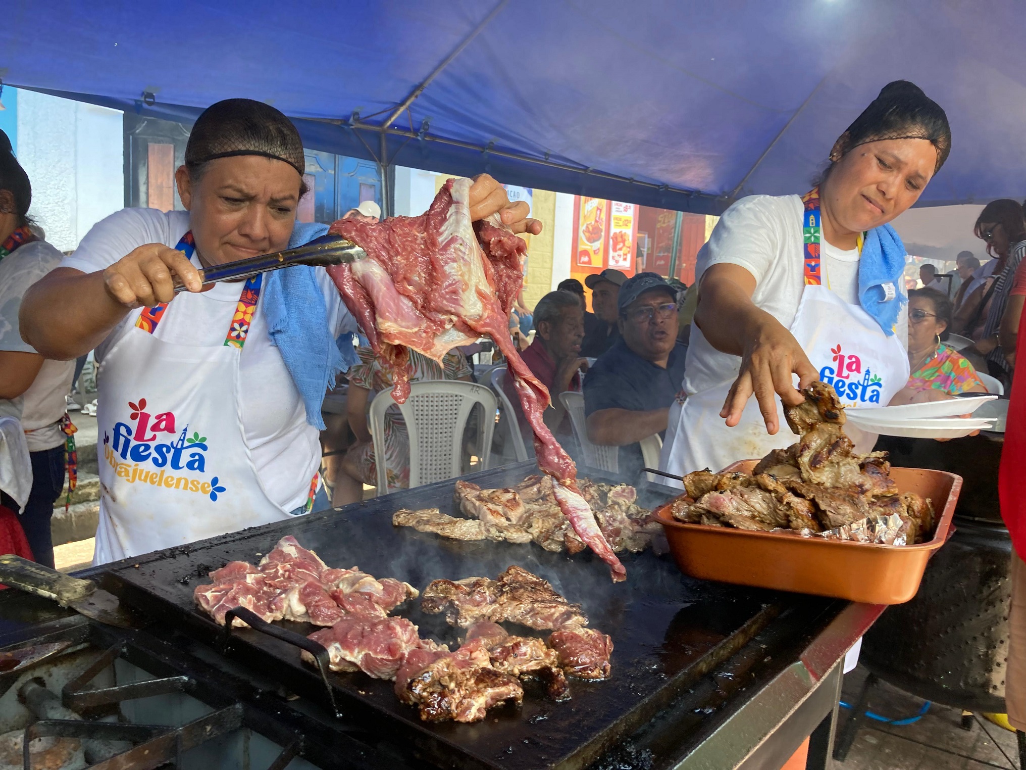 El Festival del Cerdo es parte de los festejos patronales en honor a San Rafael Arcángel y, cada año, se convierte en una oportunidad para que los emprendedores locales vendan sus productos y generen ingresos para sus familias. Foto: Cortesía