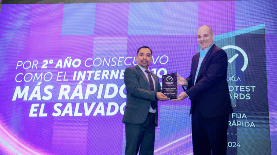 Un logro más celebrado. Luis Monroy, gerente general Cable Color El Salvador (izq.); y Pedro Direne, representante Ookla LATAM; posan en el escenario, destacando el segundo año consecutivo en que Cable Color es premiado por su velocidad de internet en El Salvador. LPG/Cortesía.