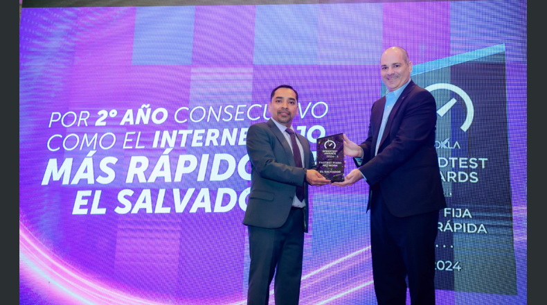 Un logro más celebrado. Luis Monroy, gerente general Cable Color El Salvador (izq.); y Pedro Direne, representante Ookla LATAM; posan en el escenario, destacando el segundo año consecutivo en que Cable Color es premiado por su velocidad de internet en El Salvador. LPG/Cortesía.