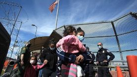 Grupos de migrantes centroamericanos son deportados desde Estados Unidos a México, en una fotografía de archivo. EFE/ Luis Torres