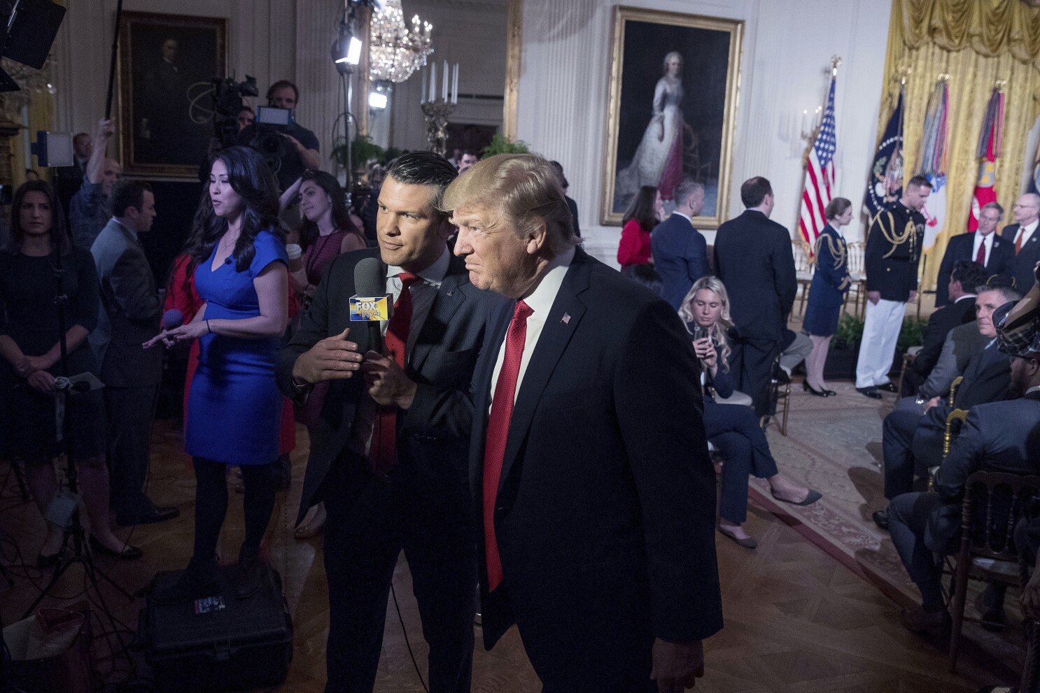 El entonces presidente de Estados Unidos, Donald Trump, habla con el copresentador de Fox & Friends Pete Hegseth en un acto del programa Wounded Warrior Project Soldier Ride en la Sala Este de la Casa Blanca, en Washington, el jueves 6 de abril de 2017. Foto: AP Foto/Andrew Harnik, Archivo)