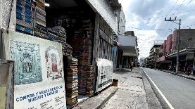 Dieciocho meses después de los desalojos de sus puestos en el Centro Histórico de San Salvador, vendedores de libros usados enfrentan el cierre definitivo de sus negocios. Foto: Otoniel Aquino