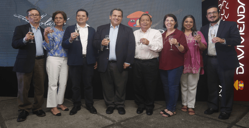 Brindis. Giovanni Gil, Julia Álvarez, Roberto Anzora, Gerardo Simán, Mauricio Mejia, María Elena Palomo, Mariana Peraza y Eduardo Chacón Giammattei, en el brindis de la inauguración de la colección “Inspiraciones del Alma”. LPG/José Cardona.