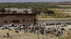 Fotografía aérea muestra a cientos de migrantes mientras esperan junto al muro fronterizo en El Paso, Texas (EE.UU). EFE/Jonathan Fernández