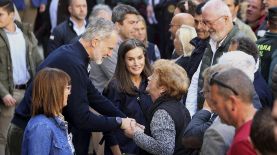 El rey Felipe VI de España habla con una mujer junto a la reina Letizia, mientras visitan la zona devastada por las inundaciones del mes pasado en Chiva, cerca de Valencia, España.