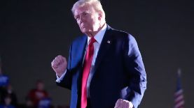 El candidato presidencial republicano, el expresidente Donald Trump, baila durante un acto de campaña en el Butler Farm Show, el sábado 5 de octubre de 2024, en Butler, Pensilvania (Foto AP/Alex Brandon).