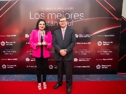 Durante la 17a. Edición de la gala Empresario del Año, Karla Patricia Barberena de Ramírez recibe el premio como Empresaria del Año y Mujer Acelera 2024 de parte de Fernando González, presidente de BAC. LPG/Cortesía. LPG/Cortesía