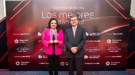 Durante la 17a. Edición de la gala Empresario del Año, Karla Patricia Barberena de Ramírez recibe el premio como Empresaria del Año y Mujer Acelera 2024 de parte de Fernando González, presidente de BAC. LPG/Cortesía. LPG/Cortesía