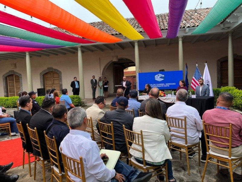  Al acto de entrega, se hicieron presentes el alcalde de Sonsonate Este, Gabriel Serrano, la directora de INL, Elizabeth Hoffman, la rectora de la USO, Ana María Rodríguez y el Ing. Darío Arias de la USO. Foto: Cindy Castillo.