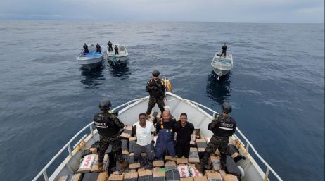 Una embarcación con 2 toneladas de cocaína, la segunda este fin de semana, fue interceptada en el Estero de Jaltepeque.  Foto cortesía