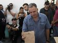 Yamandú Orsi, candidato presidencial del Frente Amplio, muestra papeleta durante la segunda vuelta de las elecciones presidenciales en Canelones, Uruguay. Foto: AP.