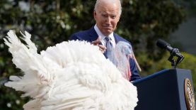 El presidente Joe Biden sonríe después de indultar a Liberty, uno de los dos pavos nacionales del Día de Acción de Gracias, durante una ceremonia en la Casa Blanca, el lunes 20 de noviembre de 2023, en Washington. (AP Foto/Susan Walsh)