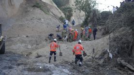 Autoridades buscan a personas soterradas en el cantón El Limón. Foto: Protección Civil