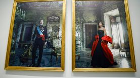 El Banco de España presenta los retratos que ha realizado la fotógrafa Annie Leibovitz de sus majestades los Reyes de España este martes en la sala del Consejo del Banco de España de Madrid. EFE