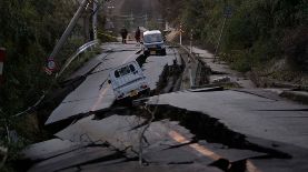 Daños causados en una carretera en la península de Noto tras el fuerte terremoto de enero 2024.