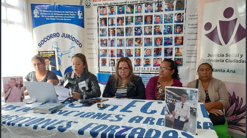 Socorro Jurídico Humanitario presentó ante Fiscalía un listado de todas las muertes documentadas en el penal de Izalco durante el régimen de excepción.