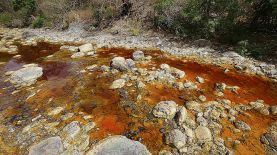 Ambientalistas advierten que la minería produce daños en agua y aire.