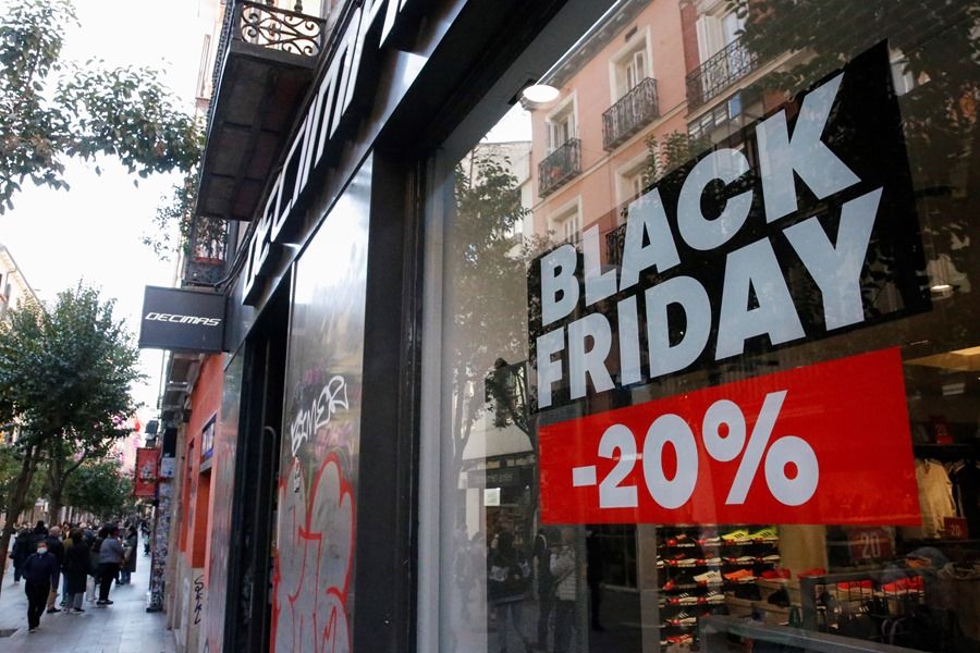 Imagen de archivo de una tienda en Madrid que anuncia las rebajas por el 'viernes negro' ('Black Friday'). EFE/Diego Fernández