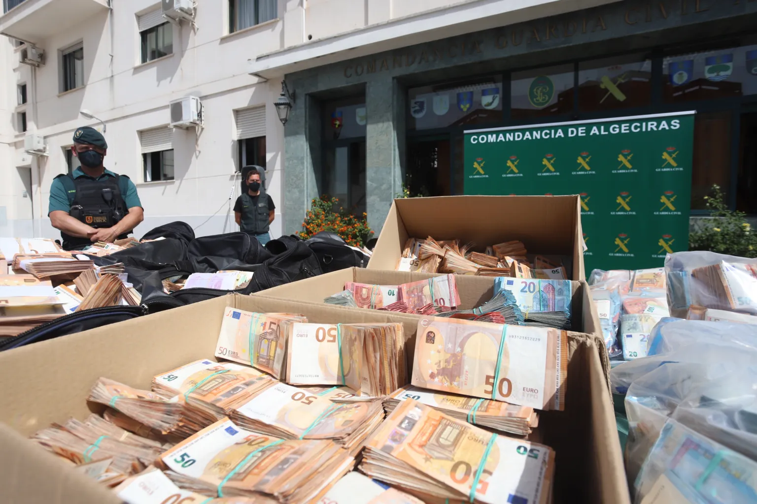 Dinero y material incautado durante una operación desarrollada por la Guarda Civil en junio de 2021contra las redes de narcotráfico en el puerto de Algeciras (Cádiz).