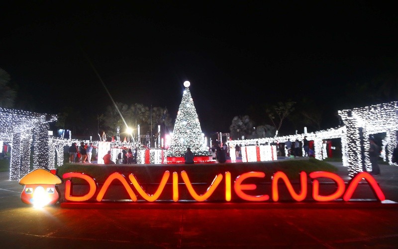 Un paseo lleno de luz y magia. La entrada del redondel Fuentes Beethoven brilla con decoración navideña, convirtiéndose en el lugar perfecto para compartir en familia y disfrutar del espíritu navideño, gracias a Davivienda El Salvador. LPG/Dennis Argueta.