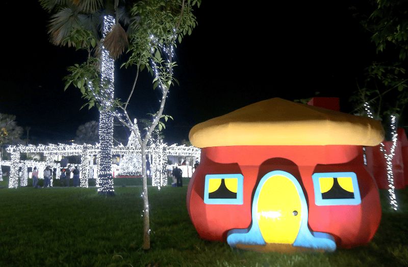 Un símbolo navideño icónico. La casita roja de Davivienda se encuentra rodeada de luces y decoración, invitando a las familias a capturar recuerdos inolvidables en esta mágica temporada. LPG/Dennis Argueta.