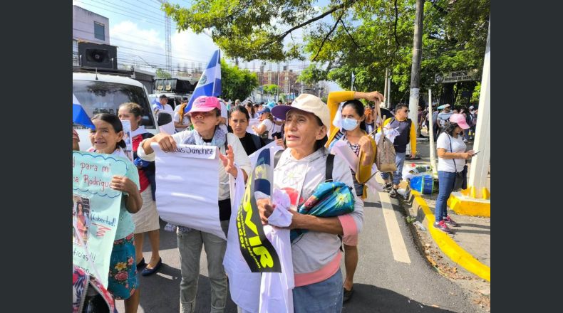 Las mujeres defensoras de derechos humanos son atacadas en redes sociales y por autoridades de seguridad, según estudio regional.