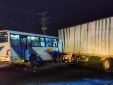 Una rastra impactó contra un bus en la carretera que conduce hacia Sonsonate. Foto: PNC