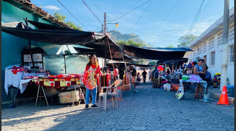 Foto LPG/Cortesía. Aceptaron. Los comerciantes aceptaron dejar el parque y ubicarse en una calle cercana.