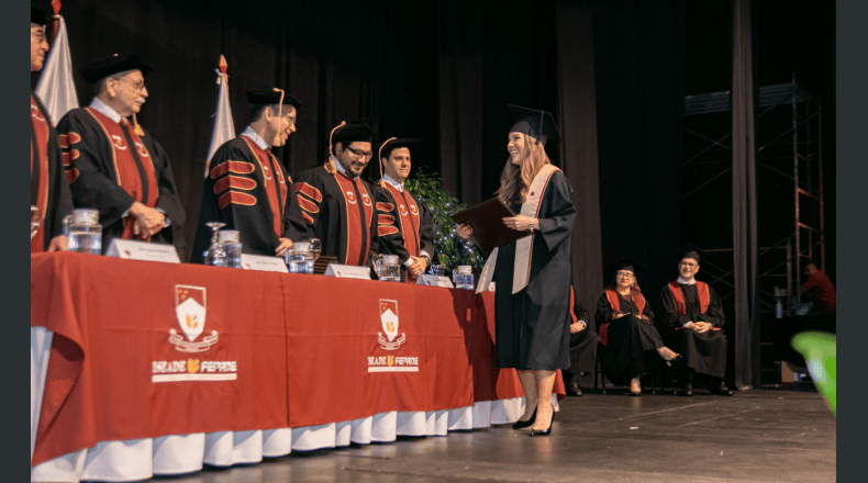 Acto solemne. El rector y demás autoridades de ISEADE-FEPADE entregaron títulos a los graduados de la promoción 54 de Maestría en Administración de Empresas. LPG/Cortesía