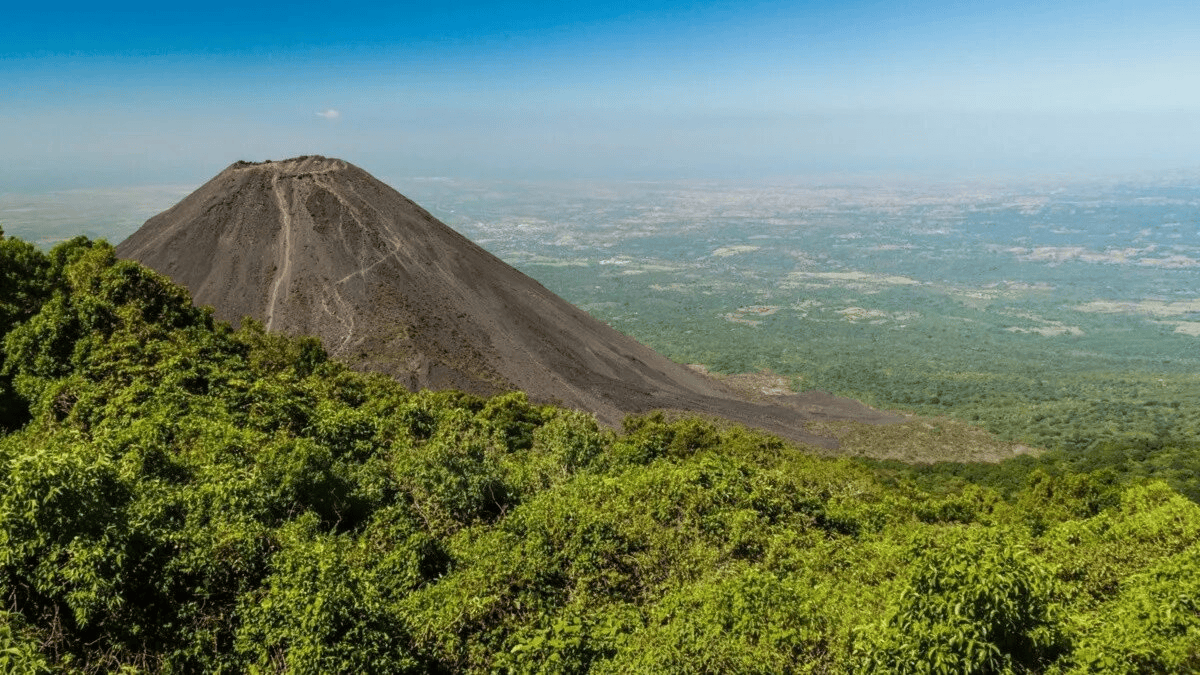  El volcá de Izalco ofrecía un espectáculo de cascadas de lava y rocas al rojo vivo lanzadas al aire. Foto: Archivo LPG